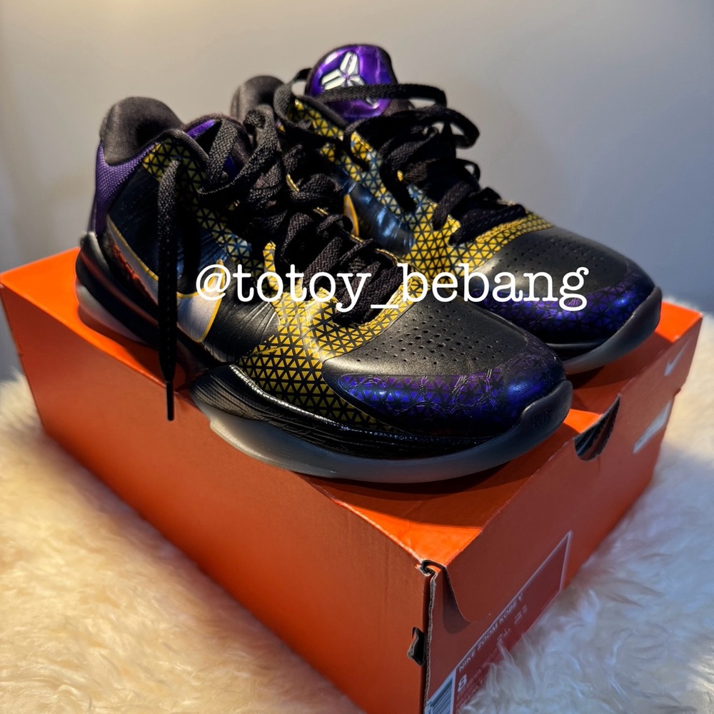 Zoom Kobe 5. Wore twice. With minimal scratches.